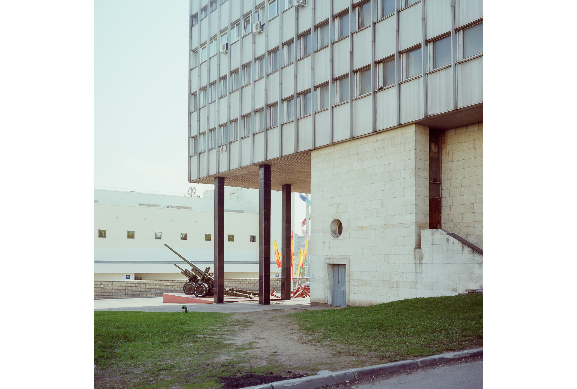 Museum der Verteidigung Moskaus und Sitz der Staatsanwaltschaft. In diesem Gebäude waren das Pressezentrum und die Leitung des Olympischen Dorfs untergebracht.