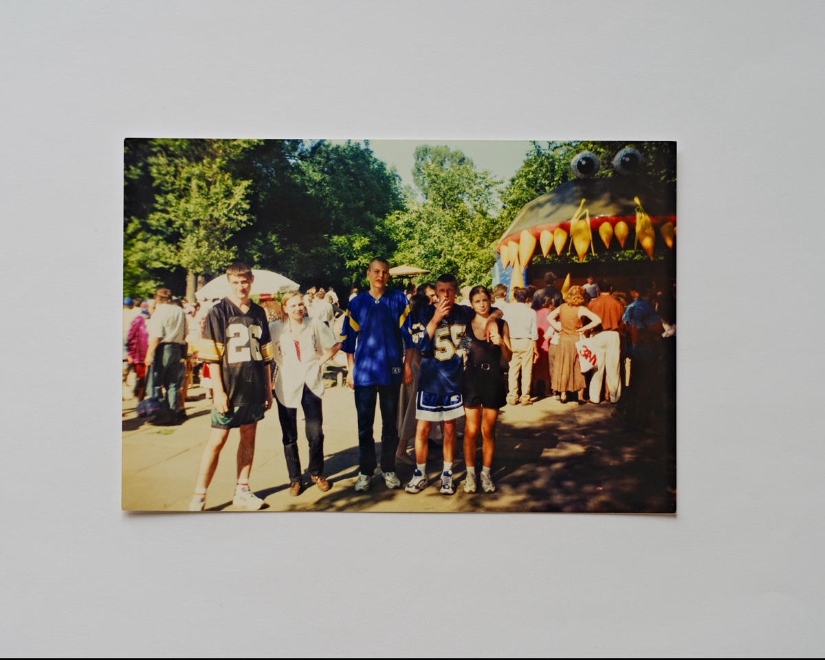 Mein Bruder zusammen mit Freunden und seiner Freundin im Freizeitpark Hidropark in Kyjiw Mitte der 1990er Jahre / Foto aus dem Familienarchiv © Marysia Myanovska