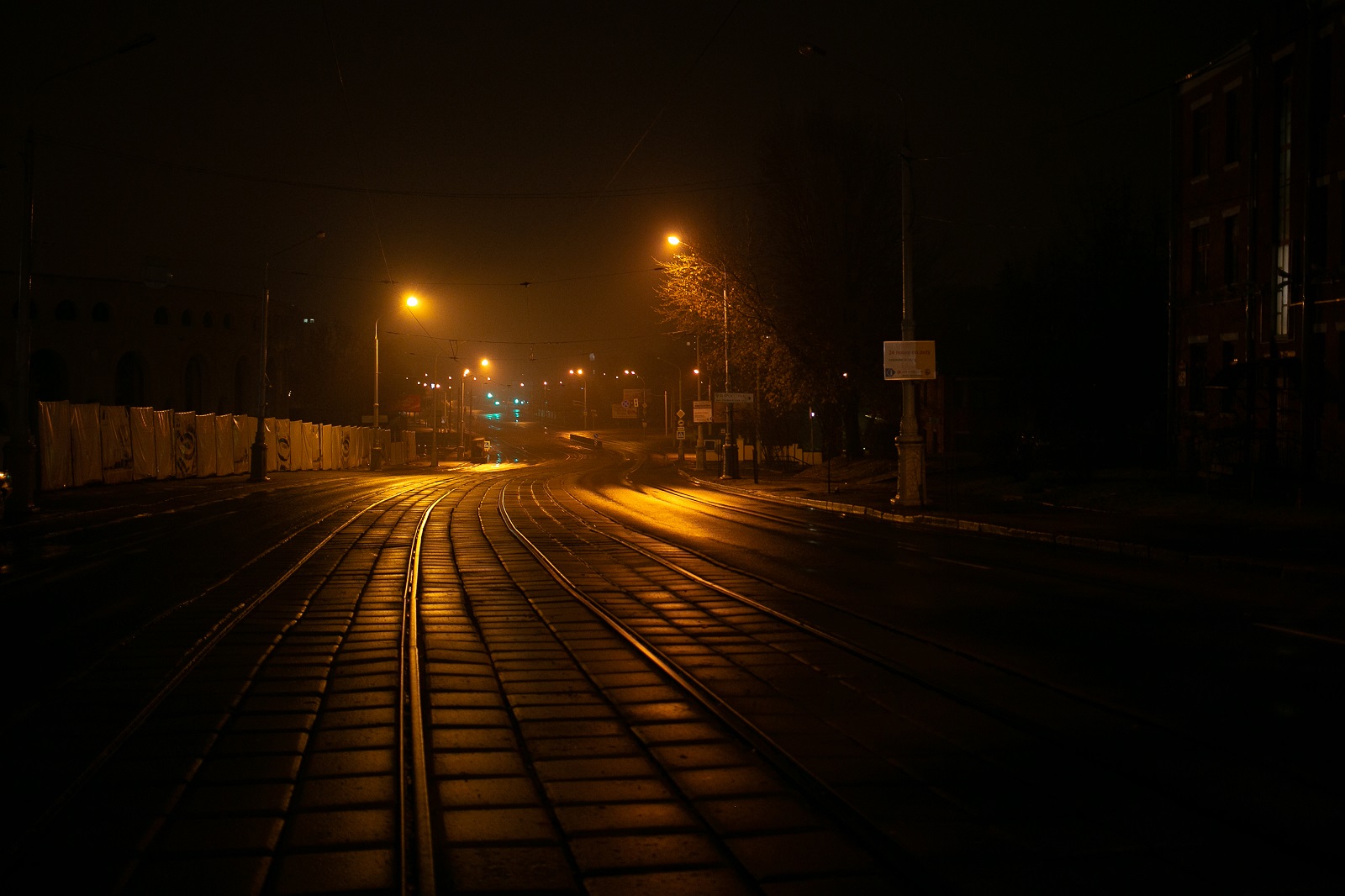 Des Nachts verwaiste Straßenbahngleise / Foto © Carolina Poliakowa