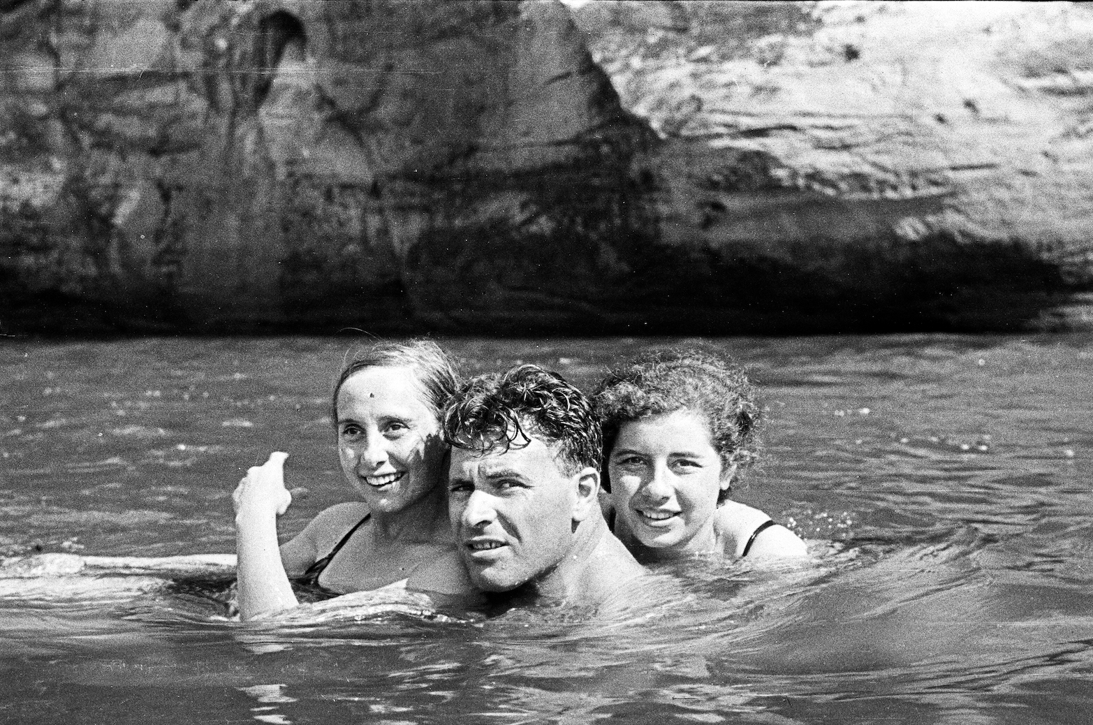 In einem Vorort von Leningrad, Foto – Jewgeni Henkin (1936–37). Von links nach rechts – Frida, Jakow und Sofia Henkin