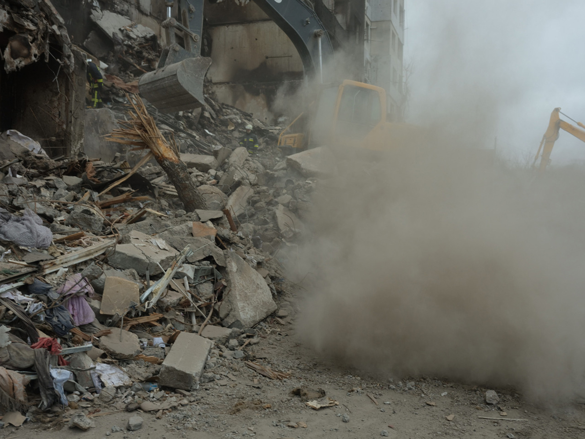 Staub steigt auf aus den Trümmern eines zerbombten Hauses in Borodjanka, 13. April 2022 / Foto © Mila Teshaieva/Ostkreuz für dekoder