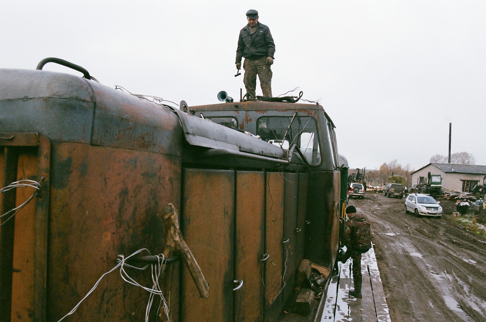 Die Lokomotive Baujahr 1986 mit einem Waggon. Sie kommt morgens zum Tanken nach Lipakowo gefahren, aus Sesa, der letzten an den Gleisen gelegenen Dorfsiedlung