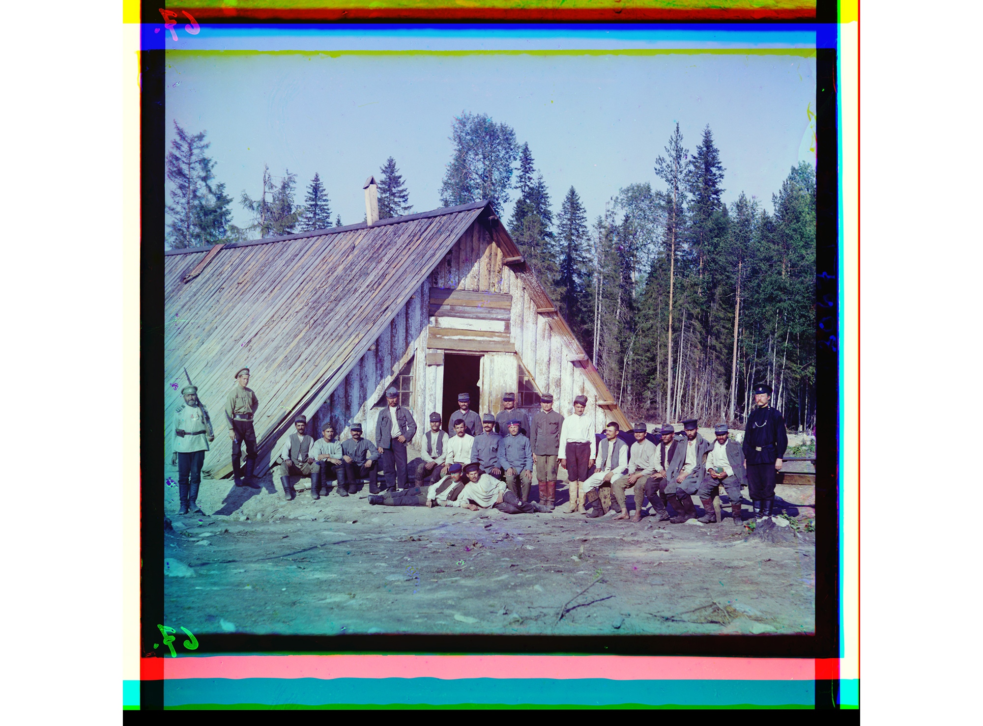 Österreichische Kriegsgefangene vor einer Baracke nahe Kiappeselga / Kannesemga, 1915