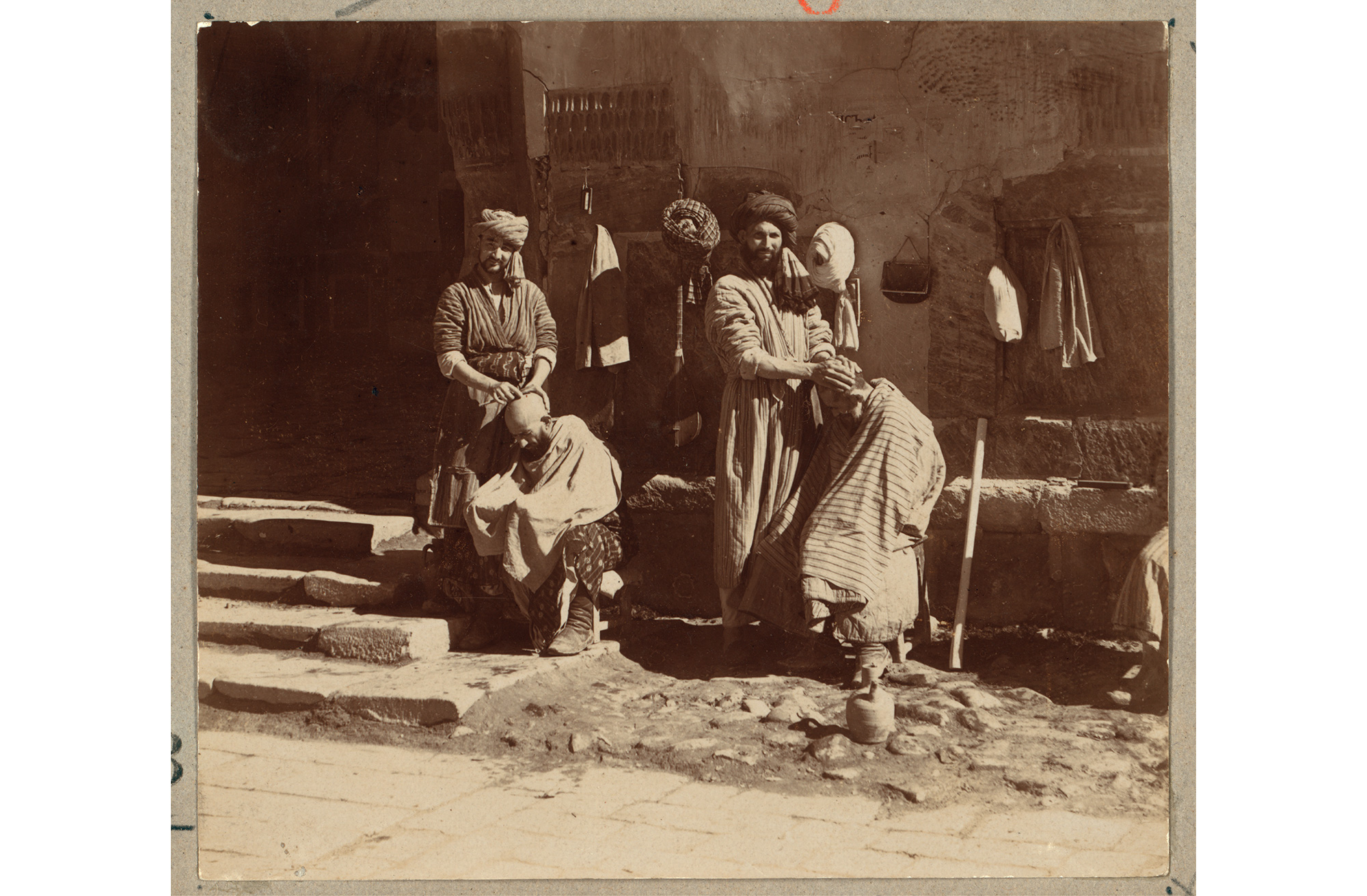 Friseure auf dem Registan in Samarkand, zwischen 1905 und 1915 