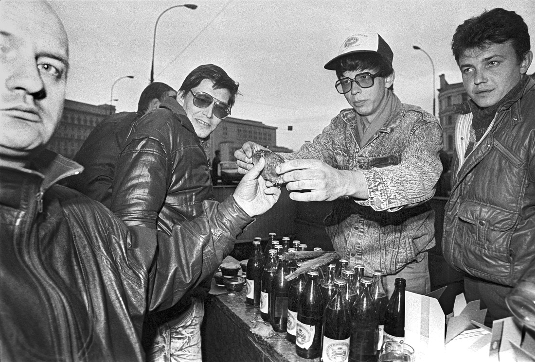 Zum Bier ein Trockenfisch, ein echtes Muss – genau wie Kaviar (links auf dem Verkaufstisch) zu Wodka / Foto © Eddi Opp/Kommersant, 1992