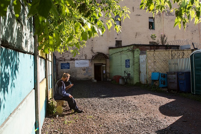 Kleines Päuschen im Hof der Notschleshka nach getaner Arbeit – Foto © Alexej Loschtschilow