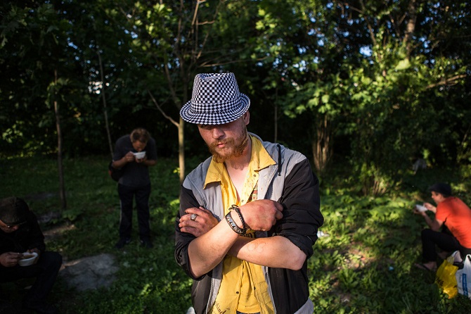 Bei der Suppenküche trifft sich ein buntes Völkchen – Foto © Alexej Loschtschilow