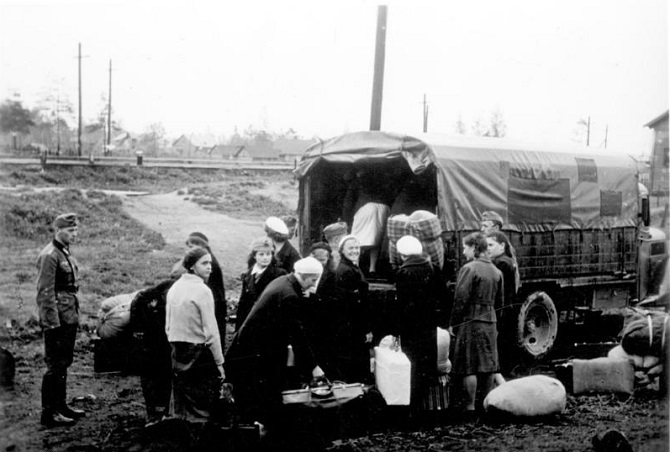 Eine Minderheit ging freiwillig, die Mehrheit wurde zur Zwangsarbeit ins Deutsche Reich verschleppt / Foto © Bundesarchiv, Bild 183-B25444 / CC-BY-SA 3.0