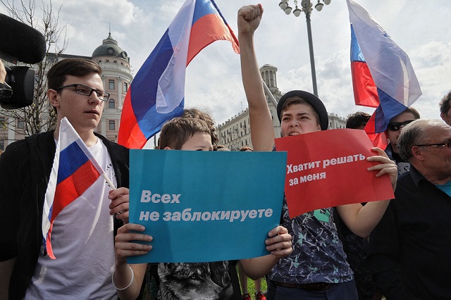 Teilnehmer der Demo auf dem Puschkin-Platz in Moskau: „Ihr könnt  nicht alle blockieren.“ „Es reicht, ihr habt genug über mich hinweg entschieden!“ / Foto © Wlad Dokschin/Novaya Gazeta