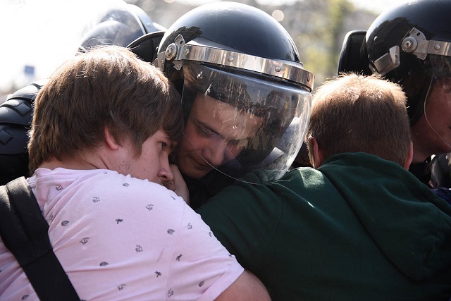 Als Menschenkette marschieren Demonstrierende den OMON-Kräften entgegen / Foto © Viktoria Odissonowa/Novaya Gazeta