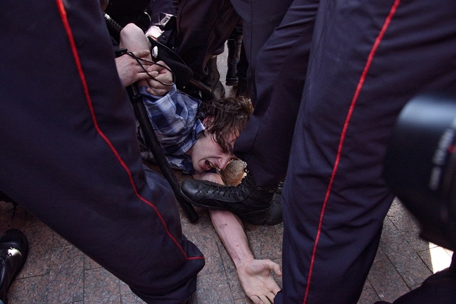 „Sie tun ihm weh! Hören sie auf!“ rufen Demonstrierende / Foto © Viktoria Odissonowa/Novaya Gazeta