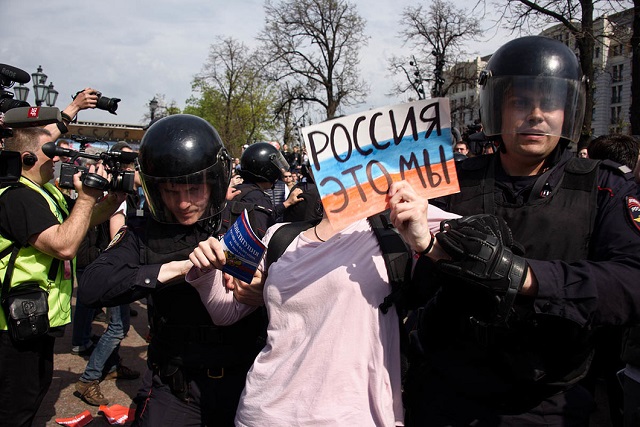 Eine der ersten Festnahmen: „Russland, das sind wir", steht auf dem Schild / Foto © Viktoria Odissonowa/Novaya Gazeta