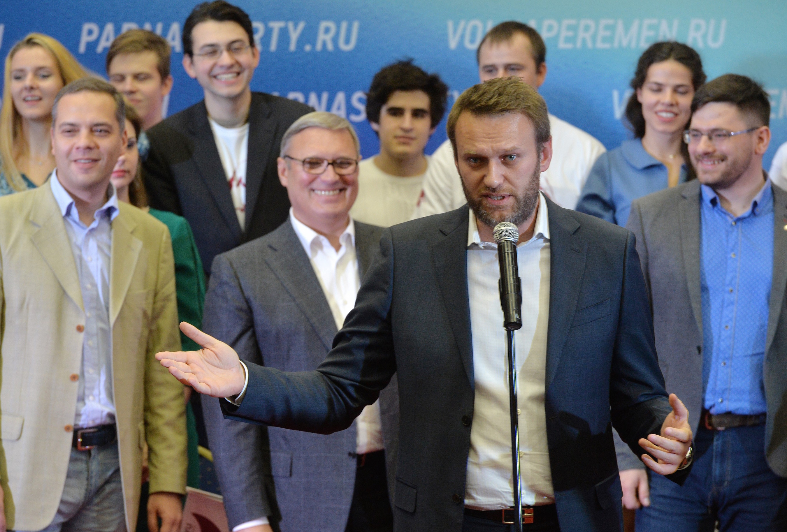 Da lachen sie noch – Vertreter der Demokratischen Koalition im Dezember 2015. Am Mikrofon Alexej Nawalny, links daneben Michail Kassjanow (PARNAS), ganz links Wladimir Milow (Demokratische Wahl). Foto © Juri Martjanow/Kommersant