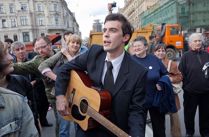 Investigativjournalist Roman Dobrochotow bei einer Protestaktion im Jahr 2009 – „Wir tragen alle mehr oder weniger ein Risiko.“ / Foto © Ilya Varlamov/varlamov.ru