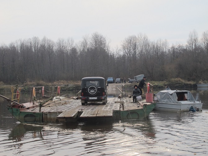 Fähre über den Fluss. Es kommt vor, dass ein Patient im Boot hinüber transportiert werden muss. Man darf nur nicht zu sehr schaukeln, sonst schafft es der Kranke gar nicht erst ans andere Ufer