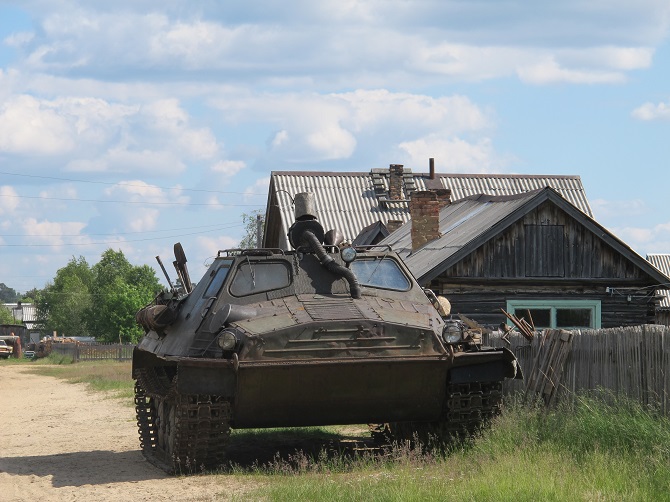 In einem Dorf im Gebiet Murmansk fahren viele Leute Fahrzeuge wie dieses. Und alle haben sie Motorschlitten