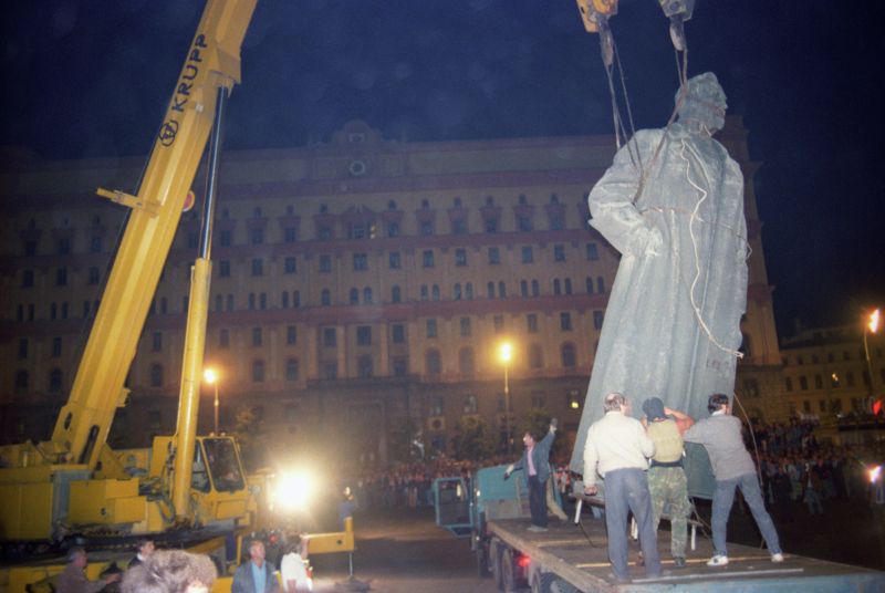 Am 23. August 1991 wurde das Denkmal Dsershinski vor der Lubjanka sorgfältig demontiert und abtransportiert / Foto © Igor Mikhalev/Sputnik