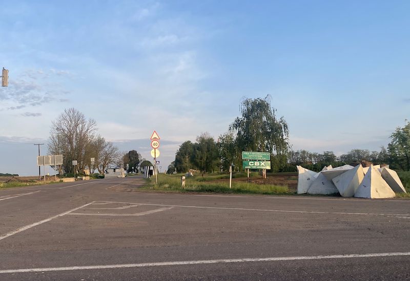 Leere Befestigungen, ein Schild „Zollkontrolle“ und ein Haufen riesiger Beton-Dreiecke, so genannte „Wagner-Zähne“ / Foto © The Insider