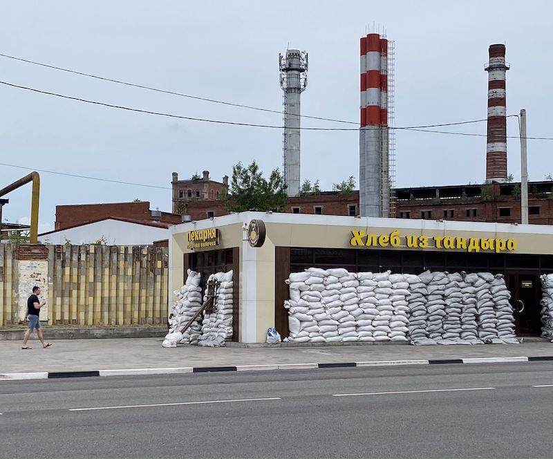 Fast alle Schaufenster wurden mit Sandsäcken gesichert, damit die Menschen nicht von Glassplittern getroffen wurden / Foto © The Insider