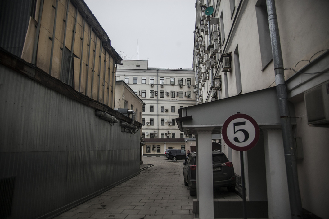 Ob es eine Stiftung zur Unterstützung olympischer Wintersportarten an deren offizieller Adresse gibt, wissen die Wachmänner nicht so genau. Foto © Wlad Dokschin/Novaya Gazeta