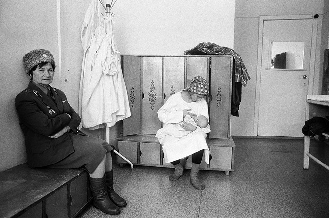 „Nach der Entbindung sind 24 Stunden am Tag Wachleute im Zimmer … Sie sind keine Fremden und keine Freunde“ © Victoria Ivleva (1990)