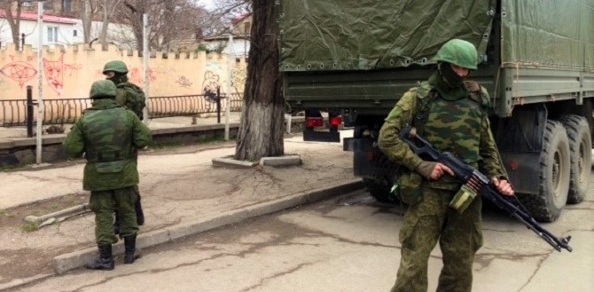 Spezialkräfte ohne Hoheitsabzeichen in Simferopol am 2. März 2014. Foto © Gemeinfrei