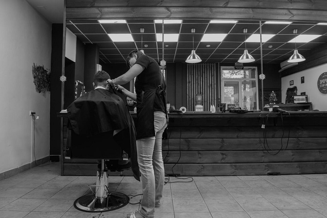 „Als ich noch im Körper einer Frau war, konnte ich keinen Haarschnitt in einem Barbershop bekommen – man wollte mich nicht bedienen, unter Verweis auf die Geschäftspolitik.“ / Foto © Stanislaw Dolshnizki