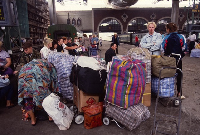 Die typisch rot-weiß-blau-karierten Taschen – mit ihnen drangen Gerüche in den Korridor, nach Frost, Markt, Waschpulver / Foto © Kommersant, 1996