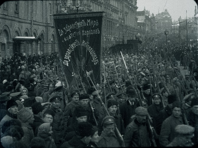 „Kleinere Revolten und Lebensmittelknappheit waren nichts Neues.“ Dies trieb die Menschen auf die Straße, hier in Petrograd im Februar 1917