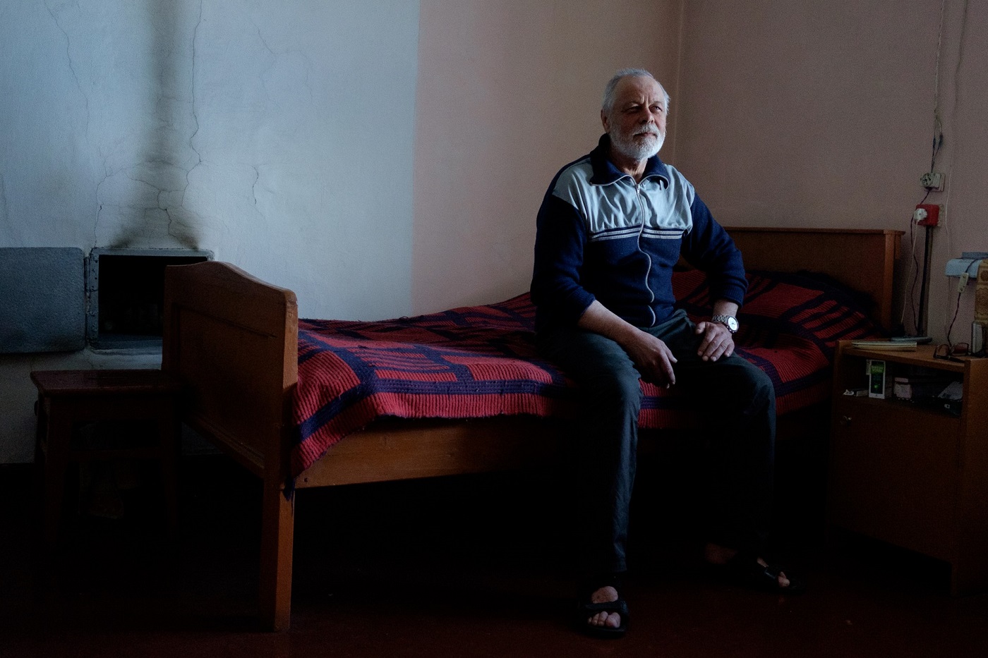 Nikolaj posiert für ein Portrait im Zimmer des Wohnhauses der kleinen Leuchtturmstadt. 1958 wurde für das Personal ein Haus mit zwei Stockwerken und vier Dreizimmerwohnungen errichtet