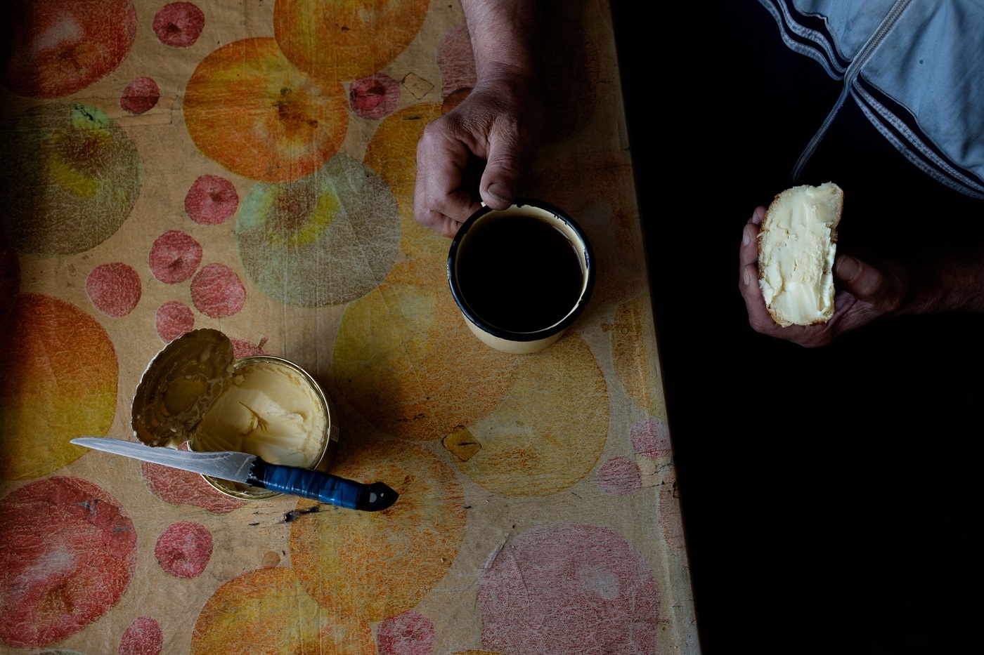 Stillleben mit Tee und Butterbrot