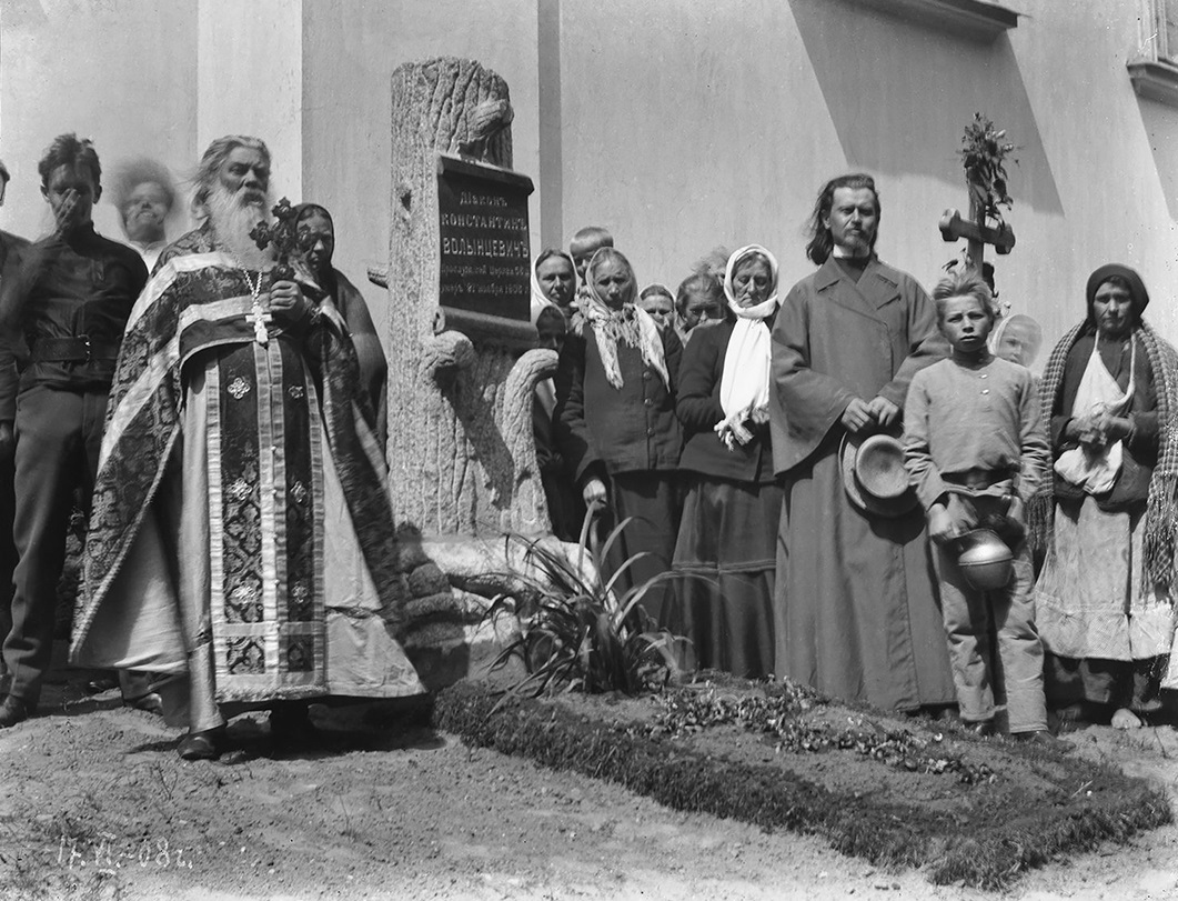 1908, Vialikaja Bierastavica, Oblast Hrodna. Paviel Valyncevič am Grab seines Vaters. Aus dem Archiv von Dzmitry Siarebranikaŭ