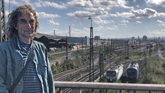 Drinnen steht ein Tisch mit einer bordeauxroten Tischdecke, daran sitzen eine Lehrerin und zwei Schüler. Sie proben für den 9. Mai / Foto © Alina Ampelonskaja