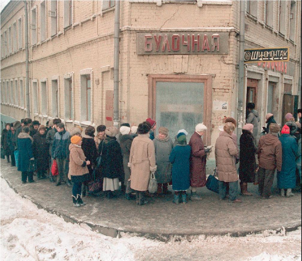 Schlange vor einer Bäckerei, nach Schwarzbrot und Weißbrot / Foto © altyn41/livejournal, 1992