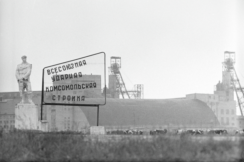 Ein Schild mit der Losung „All-Unions Schwerpunktgroßbaustelle“ erinnert an die Wichtigkeit des Bauvorhabens, Soligorsk 1971 / Foto © U. Iwanow/sputnikimages