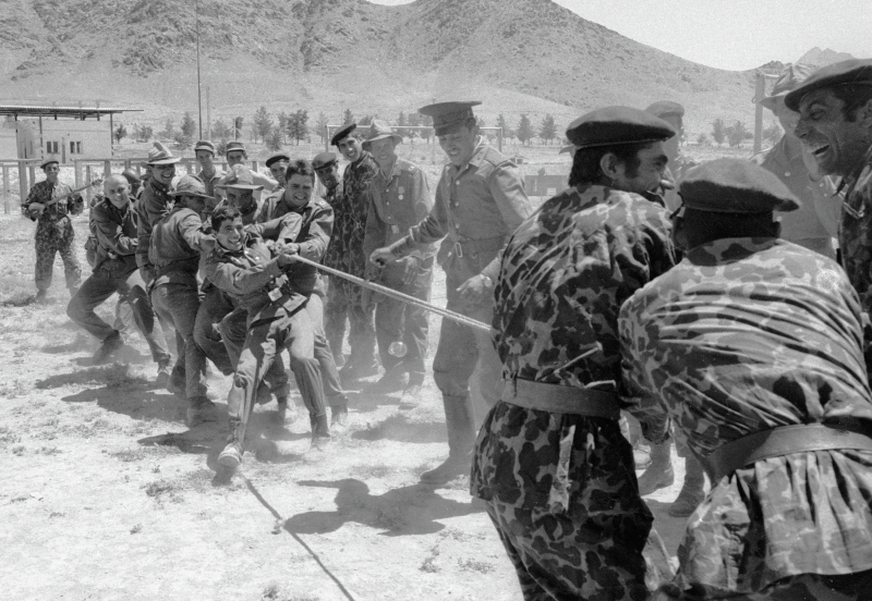 Sowjetische und afghanische Soldaten beim Tauziehen, 21.08.1981 / Foto © Waleri Shustow/Sputnik