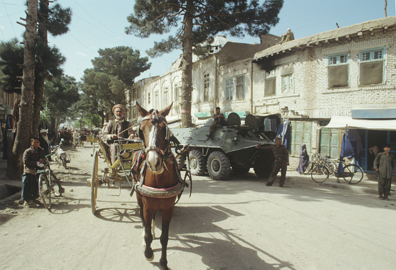 Pferdekutsche neben Panzerfahrzeug, Herat, 15.04.1988 / Foto © W. Kisseljow/Sputnik