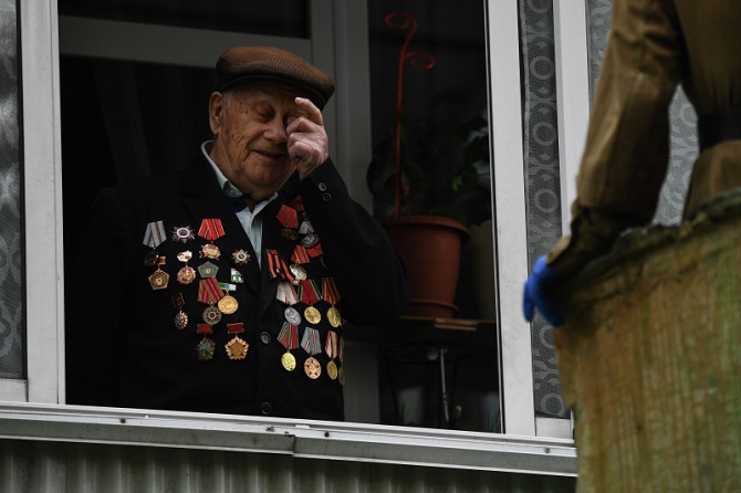 Sozialarbeiter gratulieren Weltkriegsveteran Alexander Primak auf seinem Balkon zum 75. Jahrestag des Sieges über Nazi-Deutschland / Foto ©  Alexandr Kryazhev/Sputnik