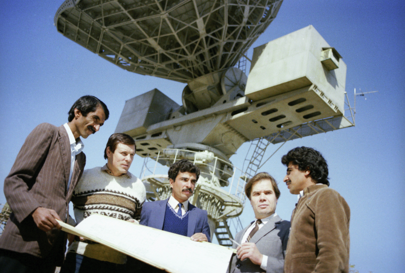 Sowjetische und afghanische Ingenieure besprechen die Satelliten-Bodenstation „Orbita“, 01.08.1986 / Foto © Alexander Graschenkow/Sputnik