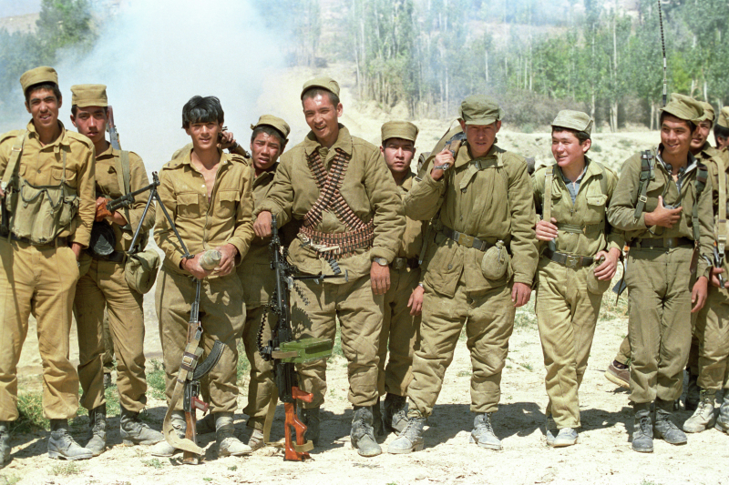 Junge Soldaten der afghanischen Streitkräfte nach einem Einsatz, 01.09.1988 / Foto © Andrej Solomonow/Sputnik