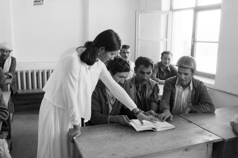 Alphabetisierungskurs für Arbeiter einer Stickstoffdüngeranlage, Mazar-i-Sharif, 01.08.1981 / Foto © Waleri Shustow/Sputnik