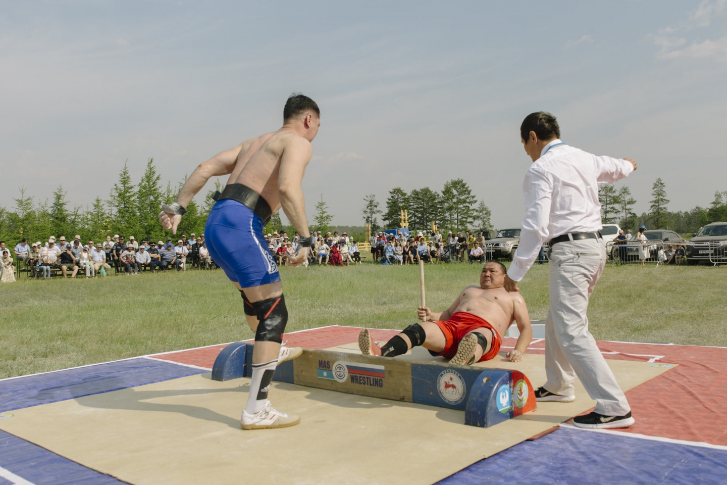 Während des Ysyachs finden traditionelle Sportwettkämpfe statt - zum Beispiel das „Stockziehen“ / Foto © Alexej Wasiljew