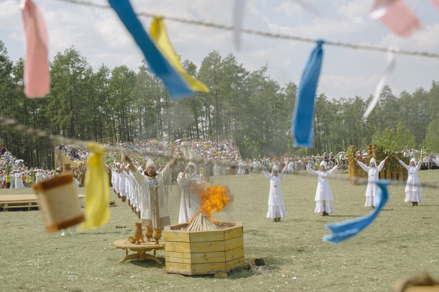 Der Algystschit besprenkelt Feuer und Erde mit Kumis [vergorene Stutenmilch], das hier als das irdische Bild des himmlischen Milchsees gilt / Foto © Alexej Wassiljew