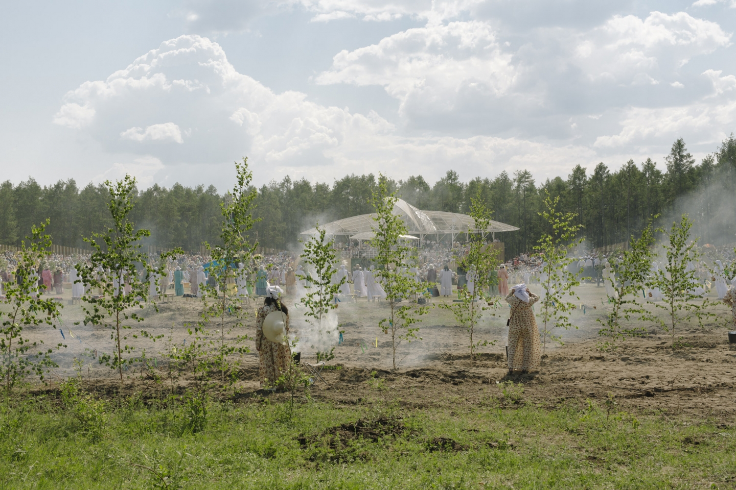 Während die Gäste den Ossuochai tanzen, vollziehen die Algystschiten das Reinigungsritual / Foto © Alexej Wassiljew