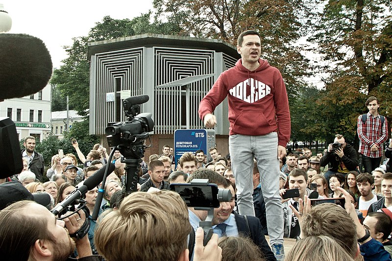 „Als der Krieg begann, wusste ich sofort, was ich tun muss. Ich muss in Russland bleiben, lautstark die Wahrheit sagen.“ – das Bild zeigt Jaschin in früheren Zeiten, als Straßenprotest noch zugelassen wurde /Foto © Bio-photos/wikimedia unter CC BY-SA 4.0