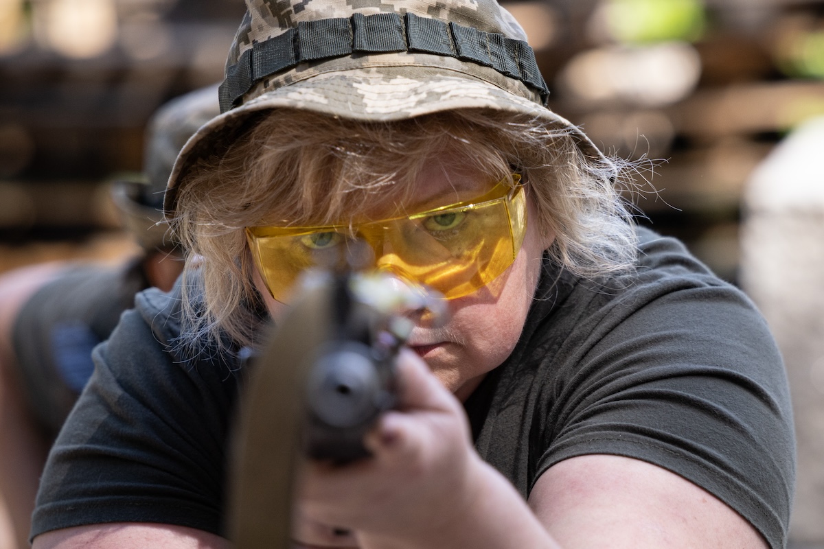 Die Tierärztin mit Kampfnamen „Walküre“ (Alter „über 50“) meint, „die Männer gehen an die Front, deshalb ersetzen wir sie hier“. Foto © Danylo Dubtschak/Frontliner
