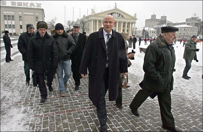 Präsidentschaftskandidat Alexander Kosulin (Mitte) im Jahr 2006 auf dem Minsker Oktoberplatz / © Foto naviny.by