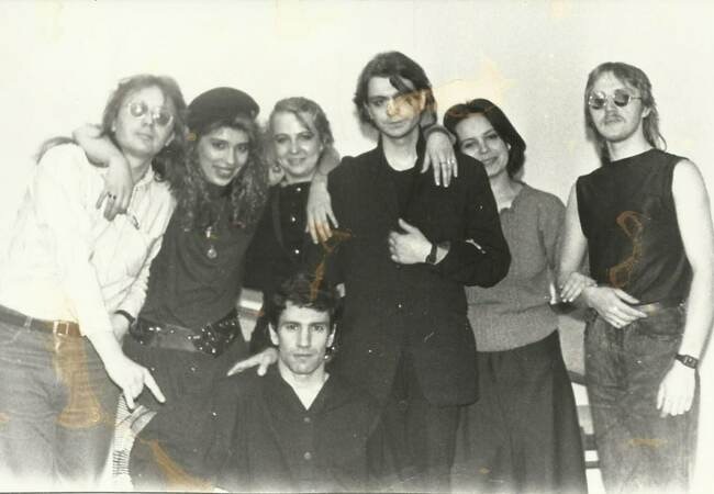 Лявон Вольский с группой «Новае неба» после концерта в середине 1990-х / Фотография: © Лявона Вольского