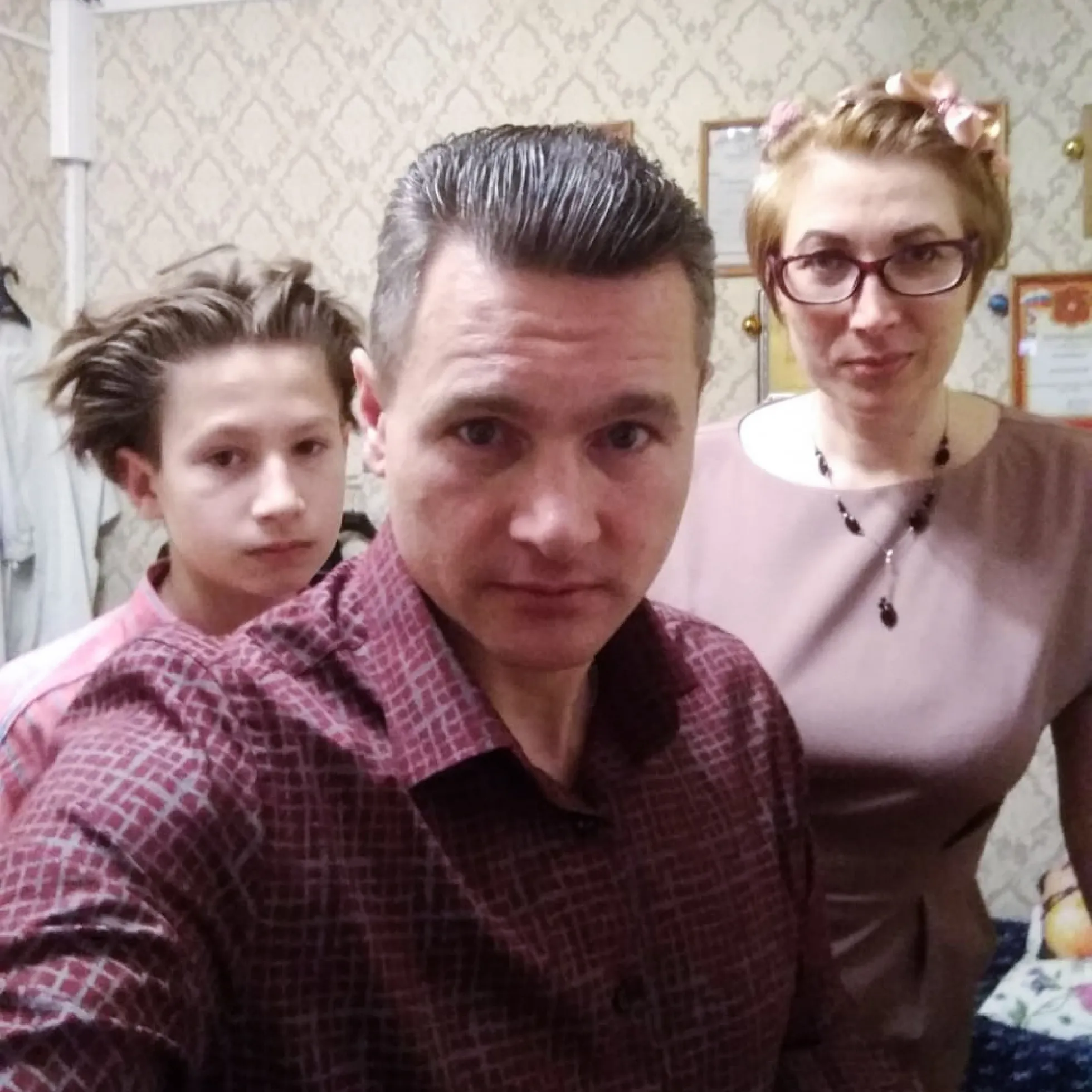 Jegor Balasejkin mit seinen Eltern Daniel und Tatjana. Nachdem Ermittler an seinem Arbeitsplatz aufgetaucht waren, verlor Daniel Balasejkin seinen Job als Elektriker / Foto © privat