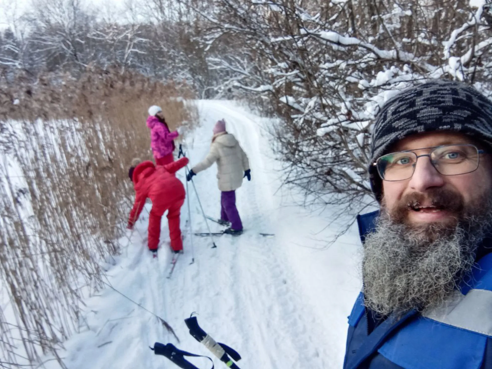 Dmitri Skurichin beim Langlauf mit seinen Töchtern / Foto © privat